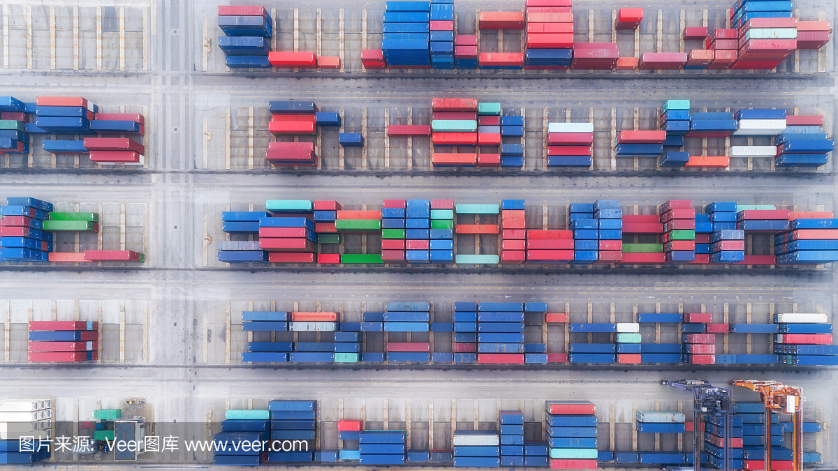 鸟瞰图集装箱船从海港仓库等待交付集装箱装运。适合用于运输或进出口到全球的物流概念。