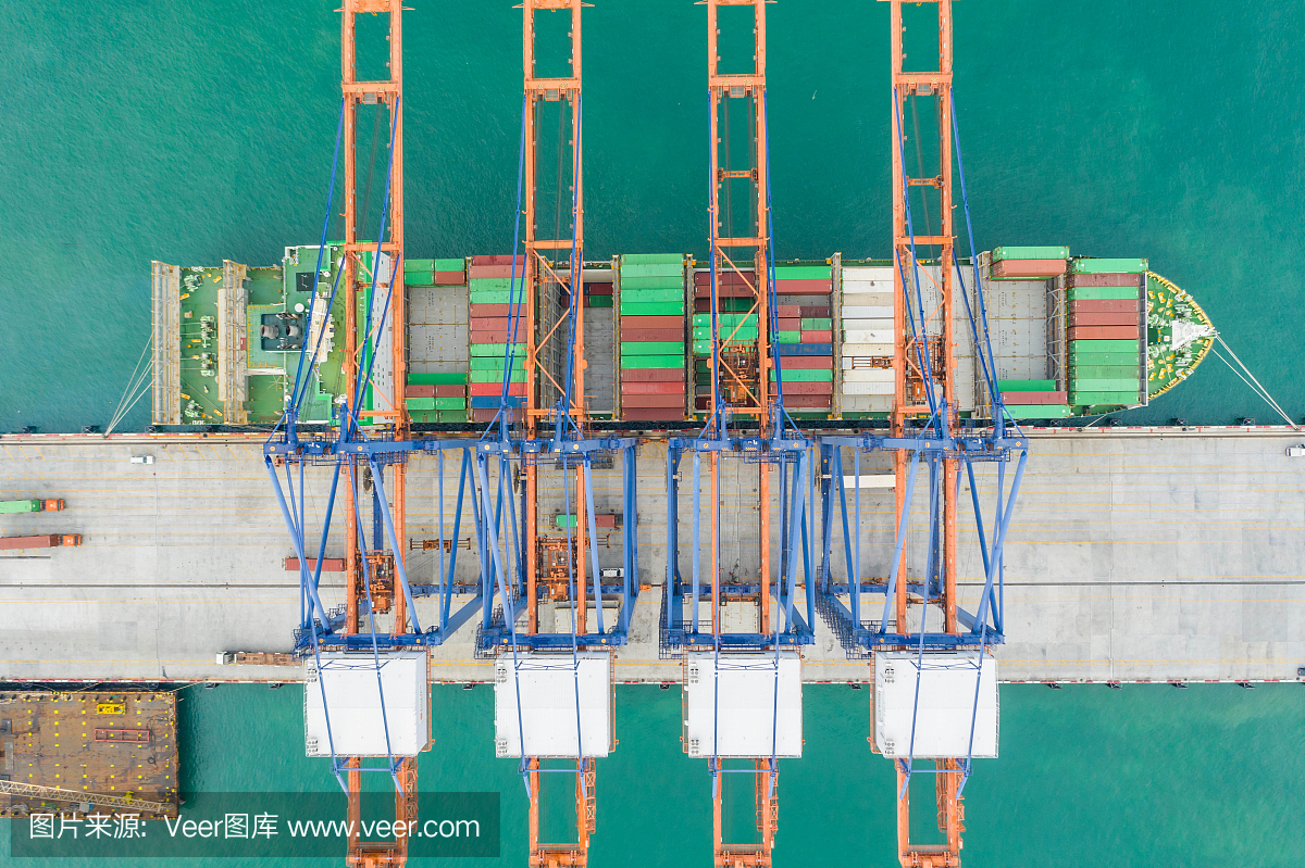 鸟瞰图。集装箱船在配有起重机桥的码头上进行海上进出口业务。