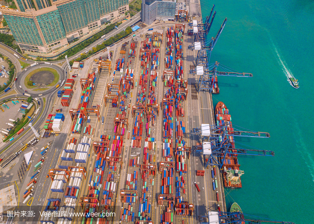 航拍俯视图集装箱货轮在城市进出口业务及物流国际货物。由起重机运往香港维多利亚港。